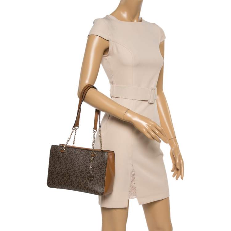 مملوكة مسبقًا Dkny Brown Monogram Coated Canvas And Leather Medium Bryant Park Shopper Tote