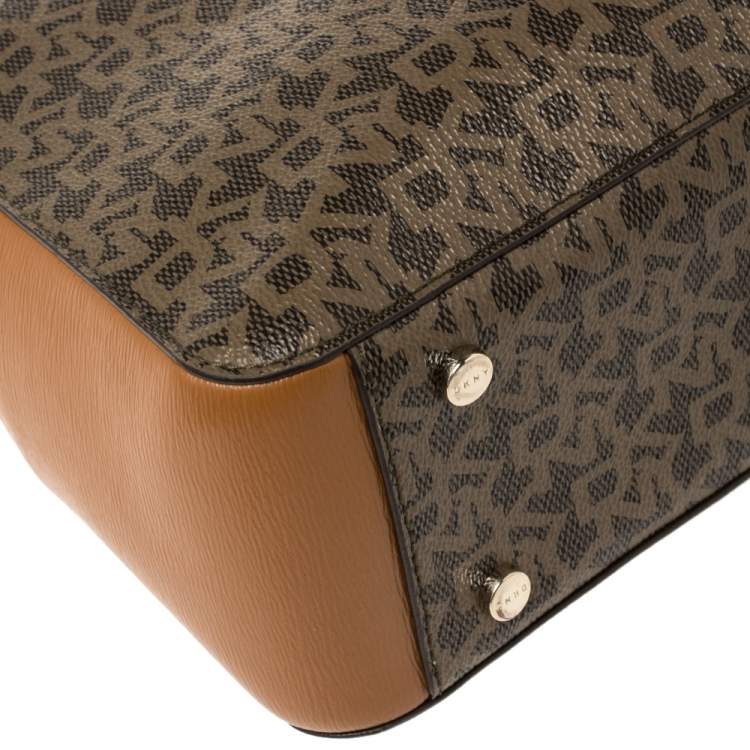 مملوكة مسبقًا Dkny Brown Monogram Coated Canvas And Leather Medium Bryant Park Shopper Tote