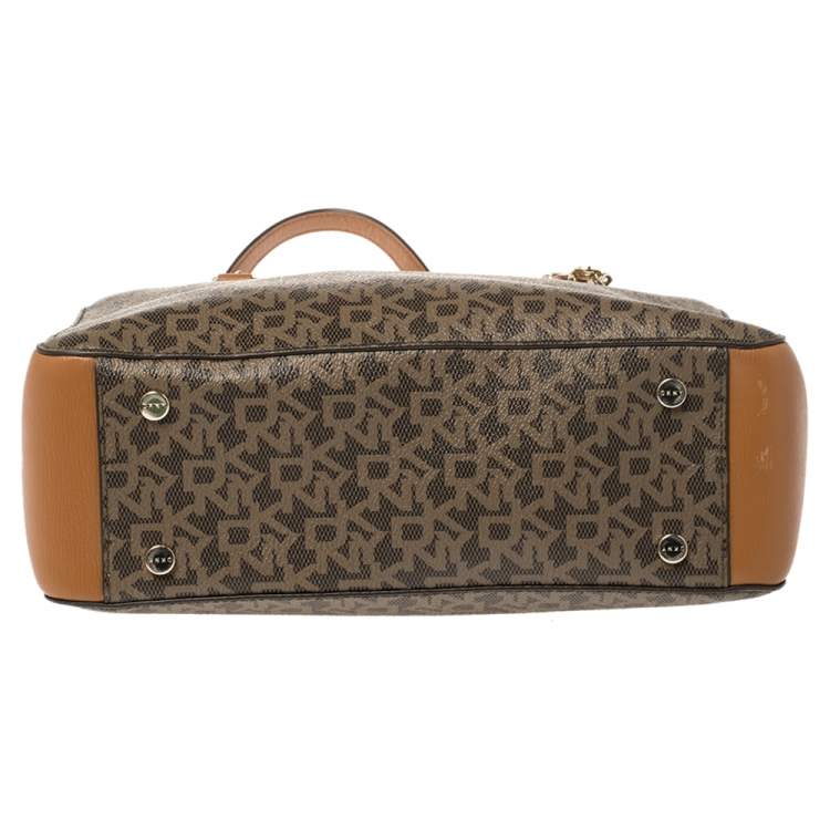 مملوكة مسبقًا Dkny Brown Monogram Coated Canvas And Leather Medium Bryant Park Shopper Tote