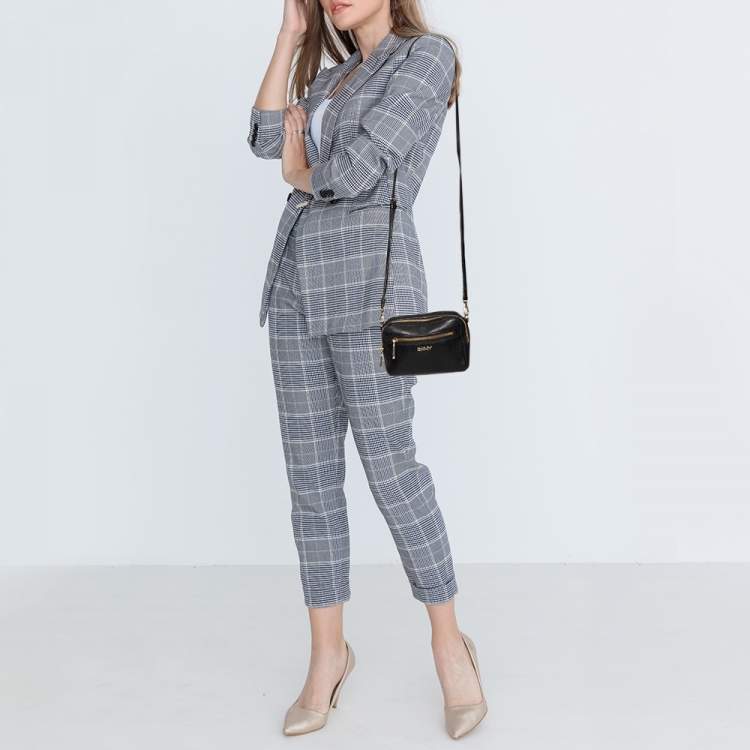مملوكة مسبقًا Dkny Black Grained Leather Front Pocket Camera Bag
