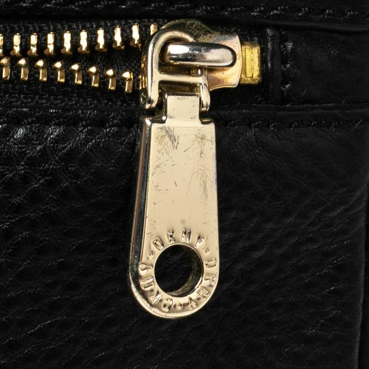 مملوكة مسبقًا Dkny Black Grained Leather Front Pocket Camera Bag