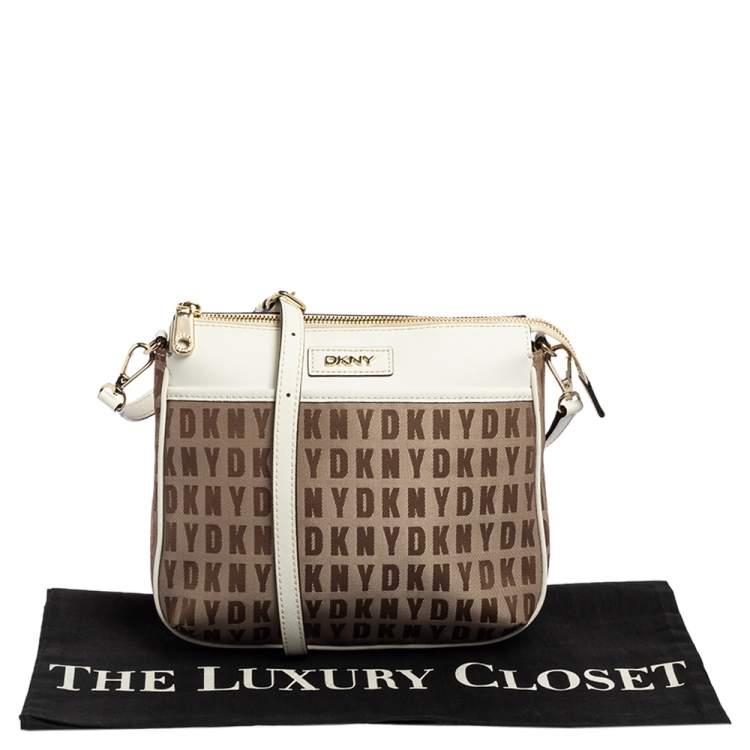 مملوكة مسبقًا DKNY White/Beige Signature Fabric and Leather Shoulder Bag