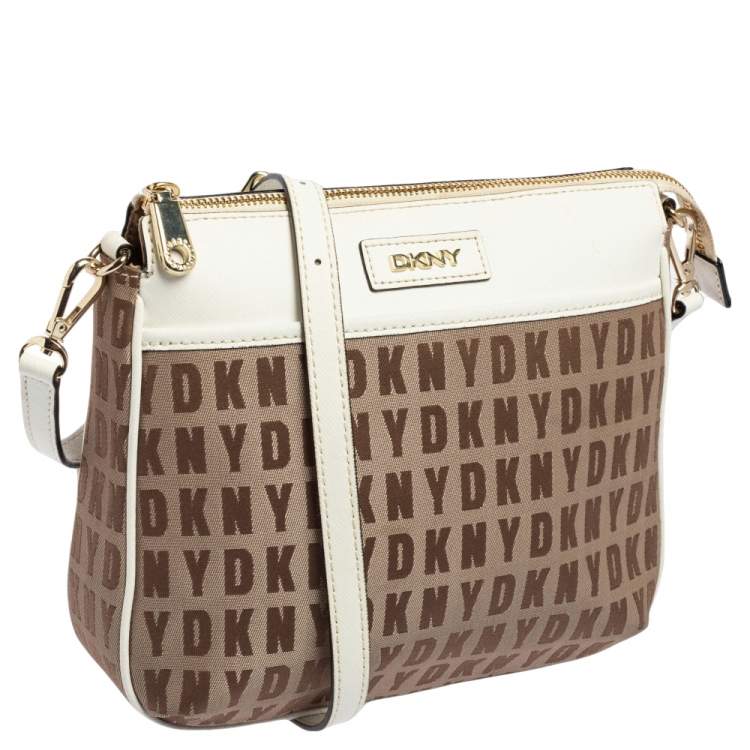 مملوكة مسبقًا DKNY White/Beige Signature Fabric and Leather Shoulder Bag