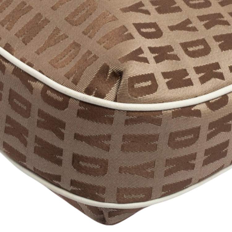 مملوكة مسبقًا DKNY White/Beige Signature Fabric and Leather Shoulder Bag