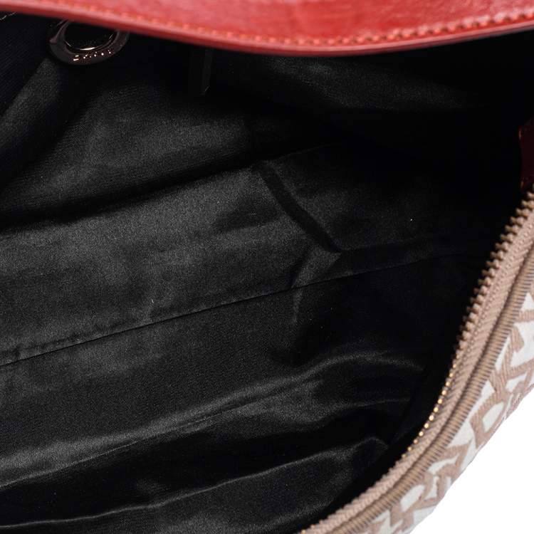 Pre Owned Dkny Beige Signature Canvas Baguette Shoulder Bag