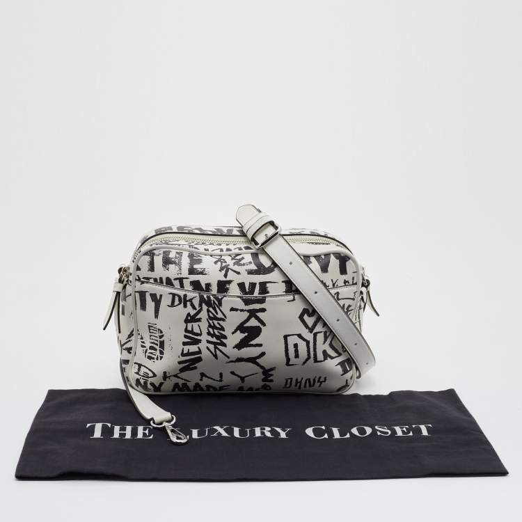 مملوكة مسبقًا DKNY White/Black Graffiti Print Leather Erin Camera Crossbody Bag