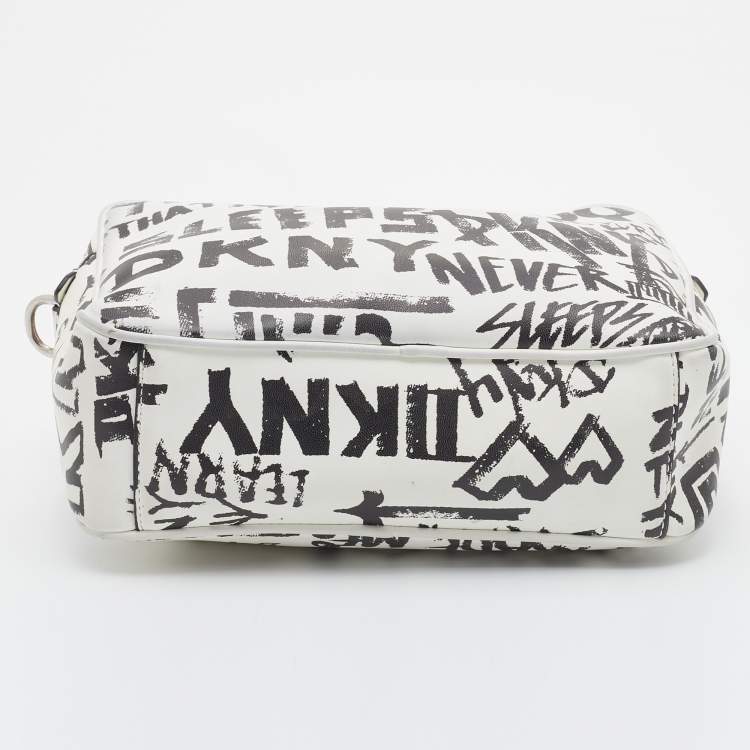 مملوكة مسبقًا DKNY White/Black Graffiti Print Leather Erin Camera Crossbody Bag