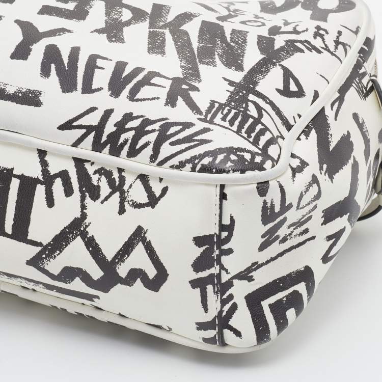 مملوكة مسبقًا DKNY White/Black Graffiti Print Leather Erin Camera Crossbody Bag