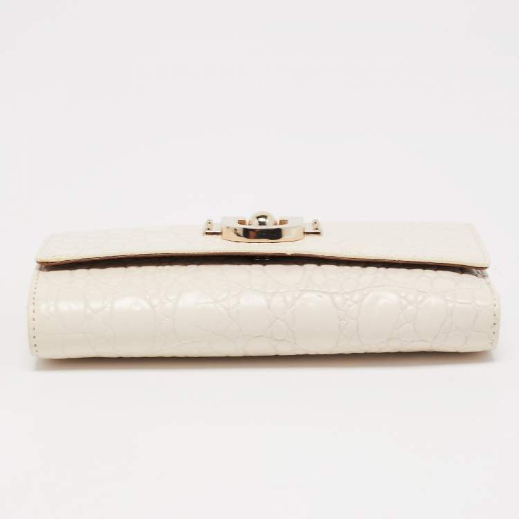 مملوكة مسبقًا Dkny Off White Croc Embossed Leather Flap Continental Wallet