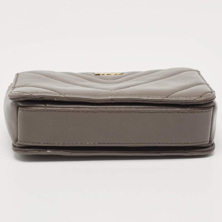 Pre Owned DKNY Grey Leather Chevron Chain Clutch