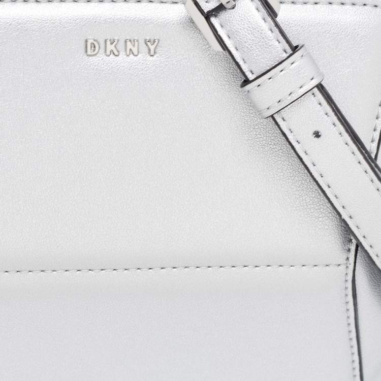 Pre Owned Dkny Silver Leather Zip Crossbody Bag