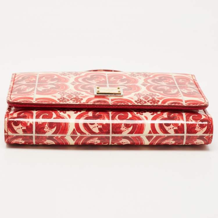مملوكة مسبقًا Dolce & Gabbana Red/Cream Majolica Print PVC Miss Sicily Von Wallet