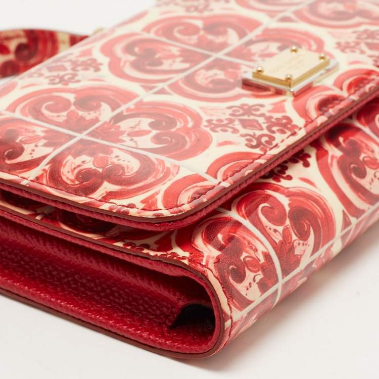 مملوكة مسبقًا Dolce & Gabbana Red/Cream Majolica Print PVC Miss Sicily Von Wallet