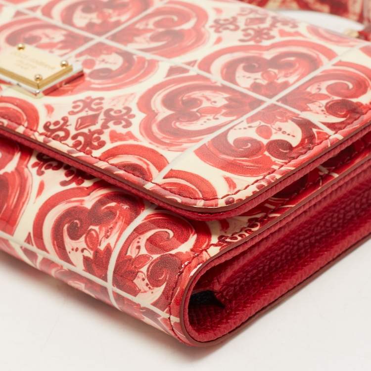 مملوكة مسبقًا Dolce & Gabbana Red/Cream Majolica Print PVC Miss Sicily Von Wallet