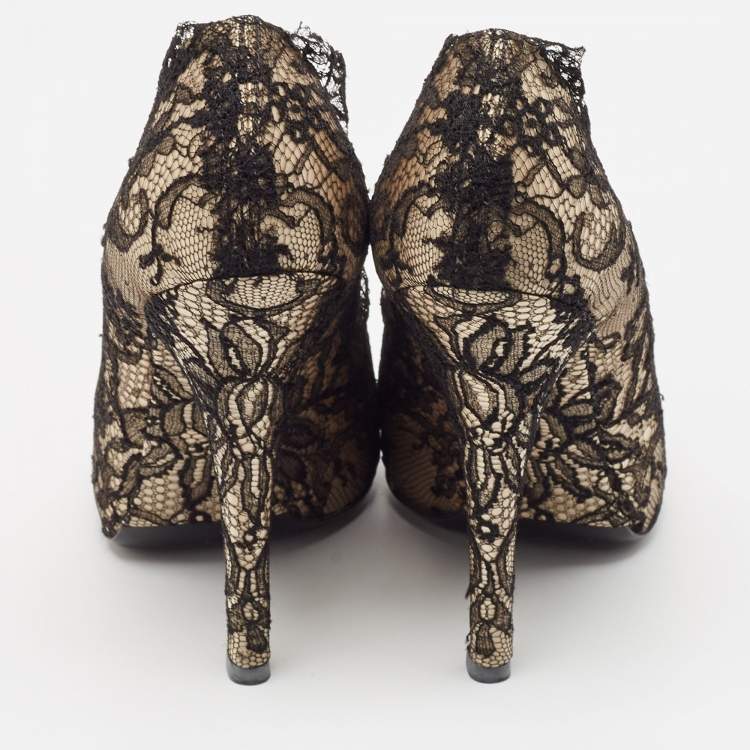مملوكة مسبقًا Dolce & Gabbana Cream Satin And Black Lace Platform Pumps Size 38.5