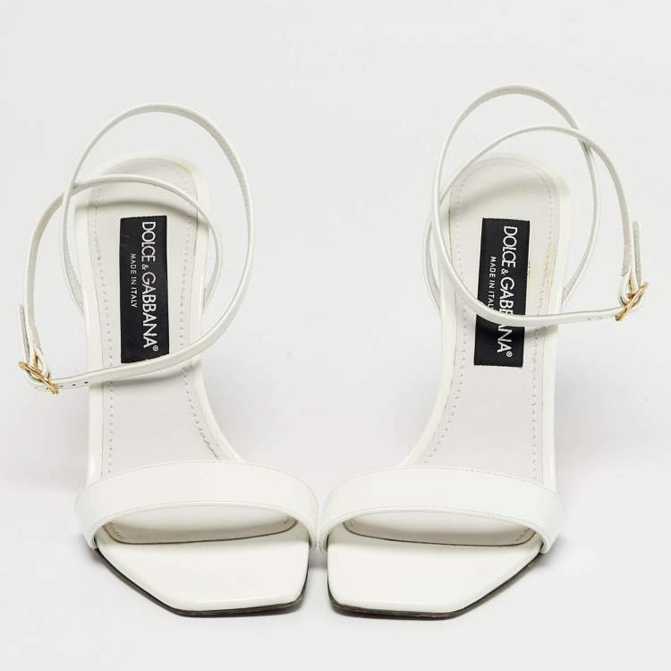مملوكة مسبقًا Dolce & Gabbana Keira Size 39.5 White Patent Leather Ankle Strap Sandals