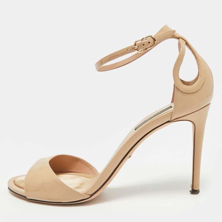 مملوكة مسبقًا Dolce & Gabbana Size 40 Beige Patent Leather Ankle Strap Sandals