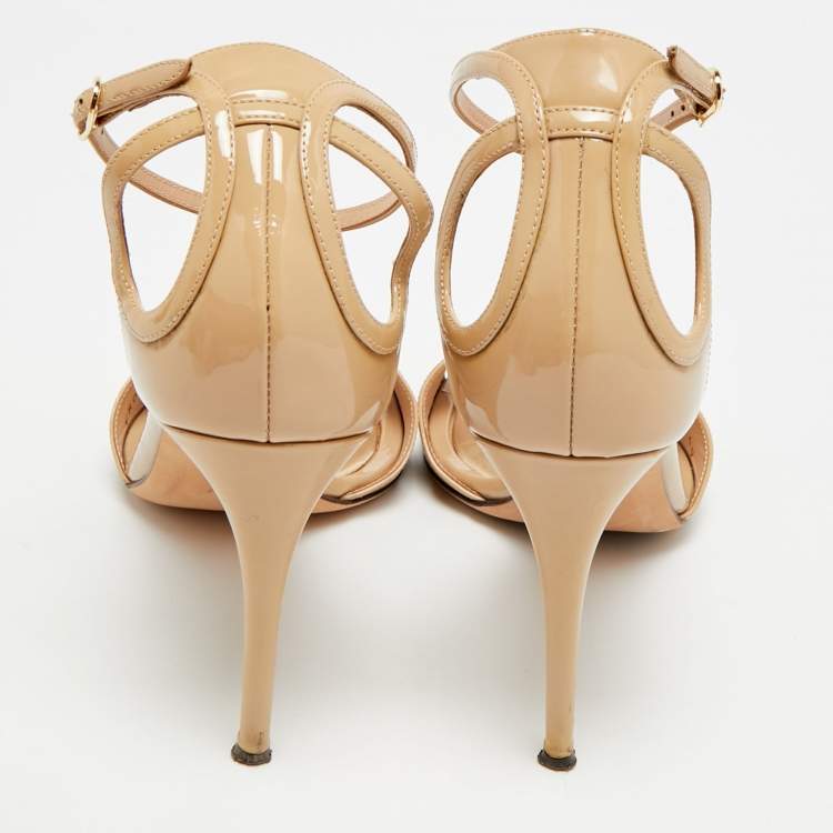 مملوكة مسبقًا Dolce & Gabbana Size 40 Beige Patent Leather Ankle Strap Sandals