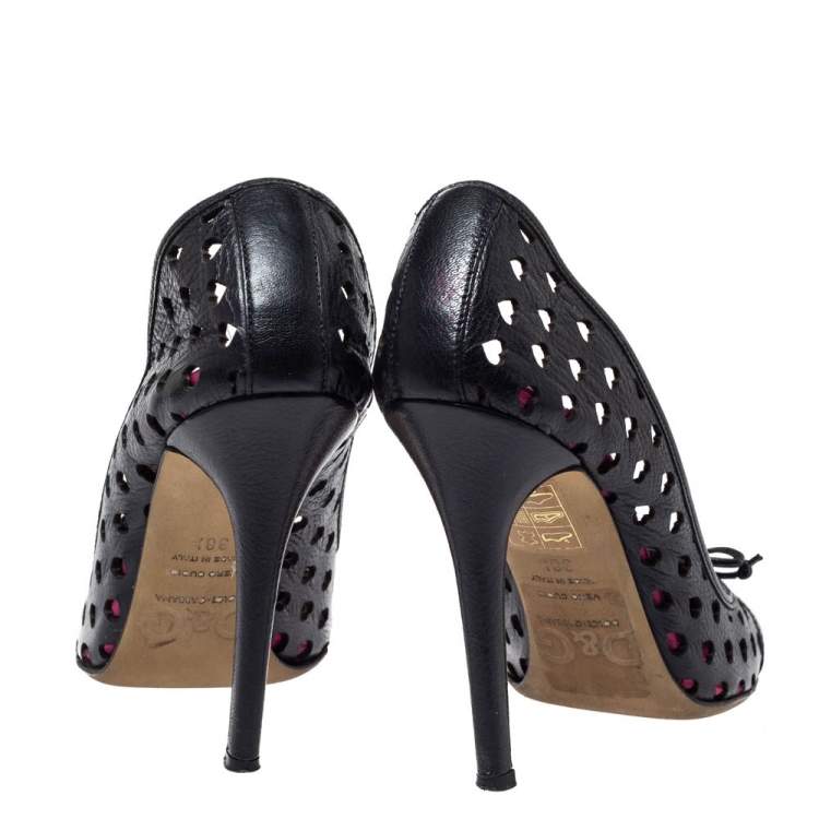 مملوكة مسبقًا Dolce & Gabbana Black Leather Heart Cut Out Bow Pumps Size 38.5