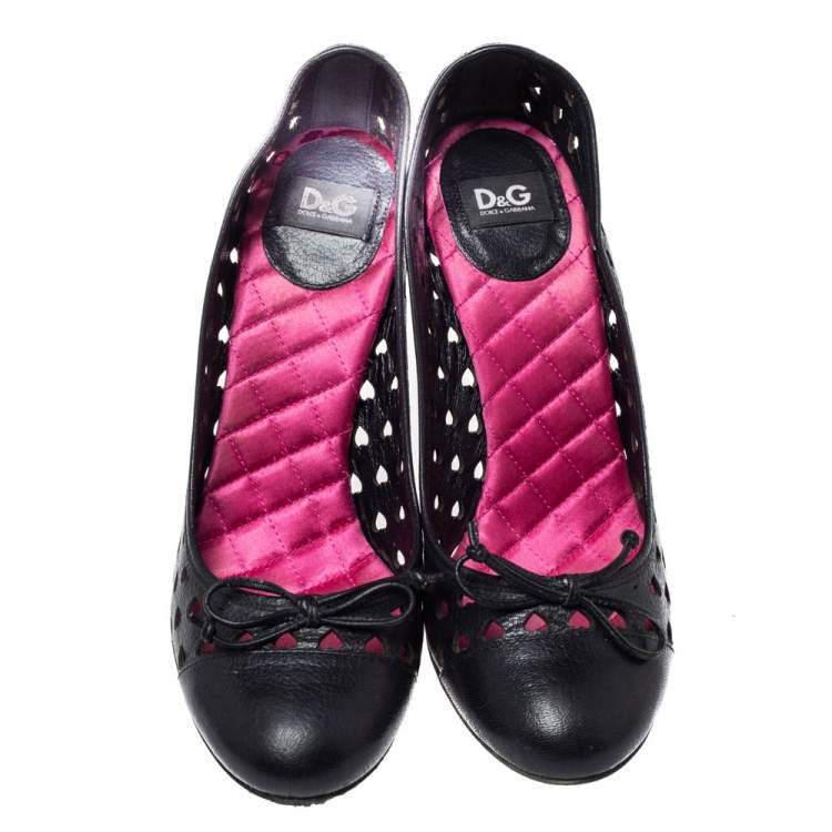 مملوكة مسبقًا Dolce & Gabbana Black Leather Heart Cut Out Bow Pumps Size 38.5