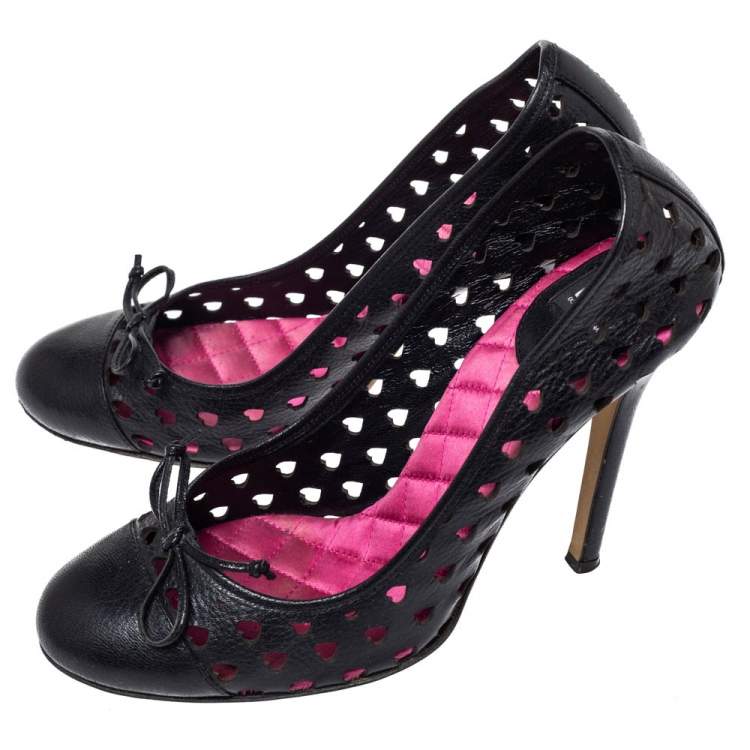 مملوكة مسبقًا Dolce & Gabbana Black Leather Heart Cut Out Bow Pumps Size 38.5