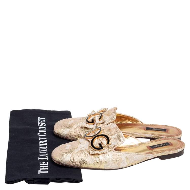 مملوكة مسبقًا Dolce & Gabbana Gold Brocade Fabric DG Logo Flat Mule Sandals Size 40.5