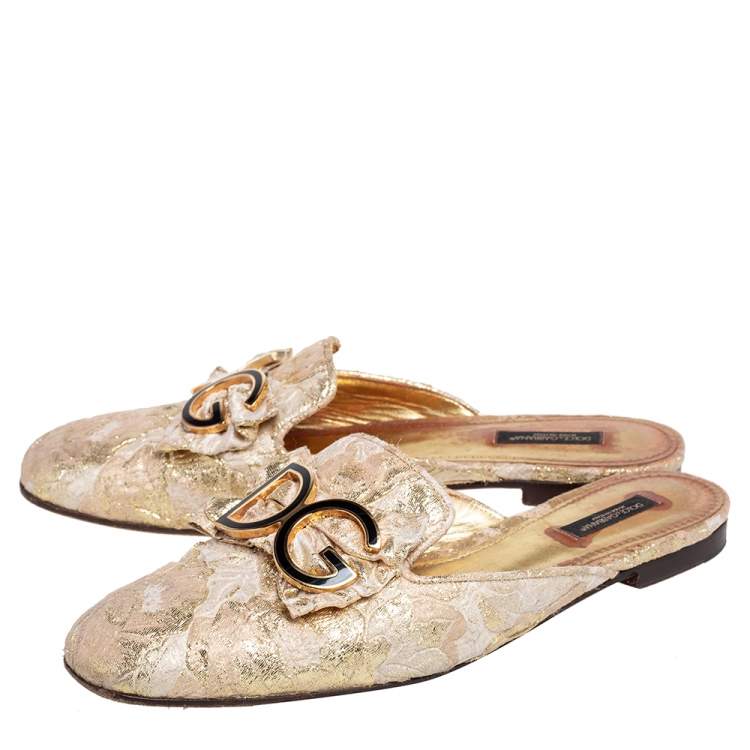 مملوكة مسبقًا Dolce & Gabbana Gold Brocade Fabric DG Logo Flat Mule Sandals Size 40.5