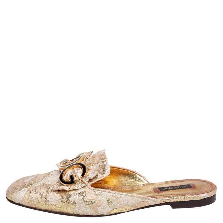 مملوكة مسبقًا Dolce & Gabbana Gold Brocade Fabric DG Logo Flat Mule Sandals Size 40.5