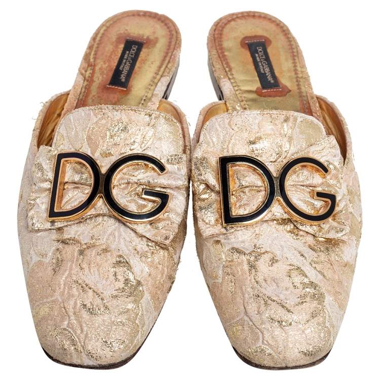 مملوكة مسبقًا Dolce & Gabbana Gold Brocade Fabric DG Logo Flat Mule Sandals Size 40.5
