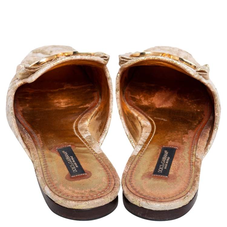 مملوكة مسبقًا Dolce & Gabbana Gold Brocade Fabric DG Logo Flat Mule Sandals Size 40.5