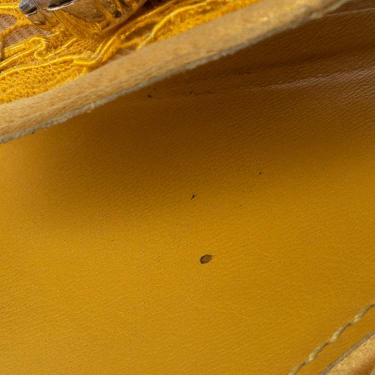 مملوكة مسبقًا Dolce & Gabbana Yellow Lace Crystal Embellished Bianca Flats Size 37.5