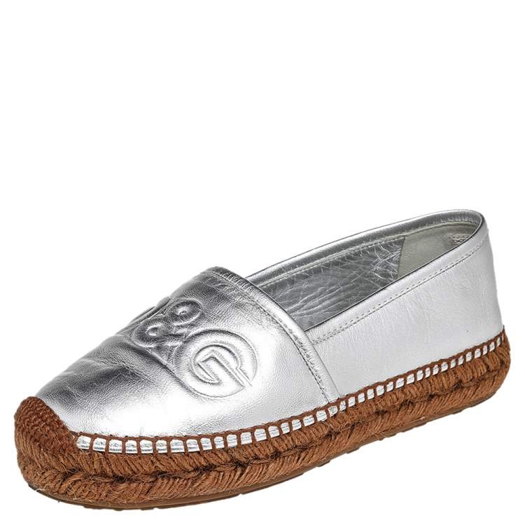 Pre Owned Dolce & Gabbana Metallic Silver Leather Logo Embossed Slip On Espadrille Flats Size 38