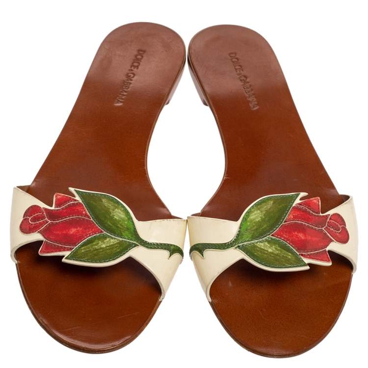 Pre Owned Dolce & Gabbana Off-White Patent Leather Flower Flat Sandals Size 40.5
