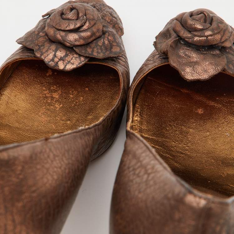 Pre Owned Dolce & Gabbana Brown Textured Leather Flower Detail Pointed Toe Pumps Size 40
