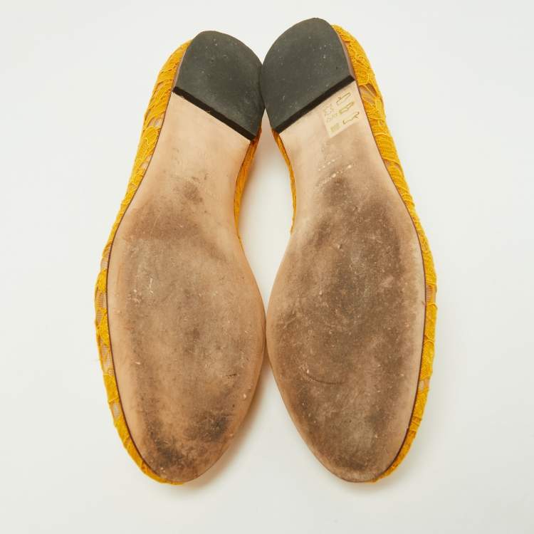 مملوكة مسبقًا Dolce & Gabbana Yellow Lace Crystal Embellished Taormina Ballet Flats Size 39