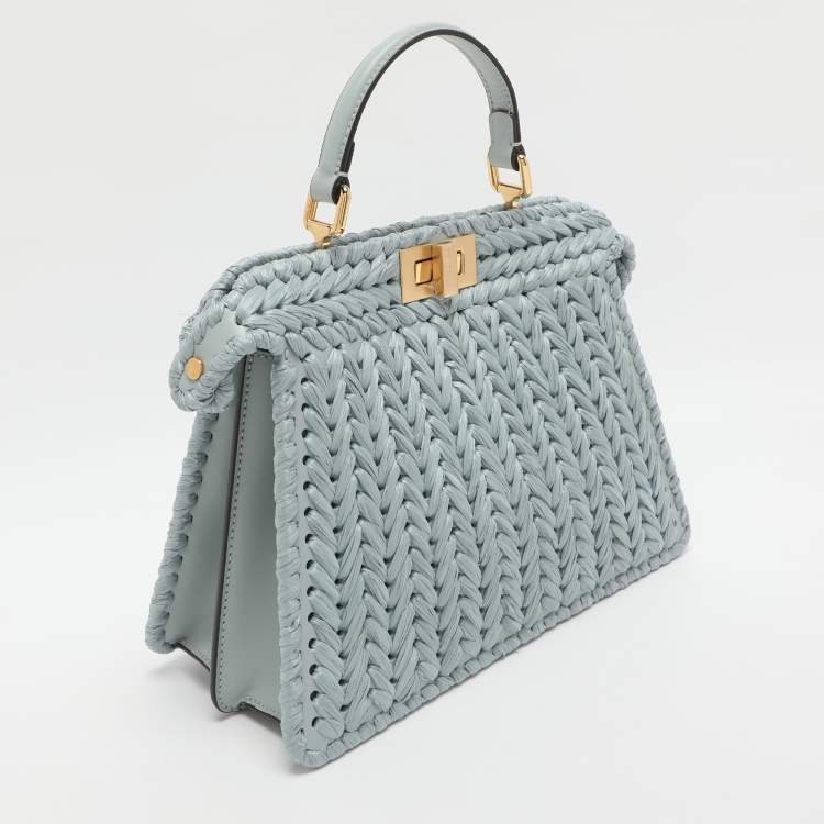 مملوكة مسبقًا Fendi Peekaboo Iseeu Small Blue Woven Straw Top Handle Bag