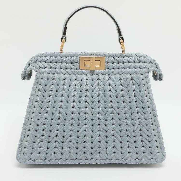 مملوكة مسبقًا Fendi Peekaboo Iseeu Small Blue Woven Straw Top Handle Bag
