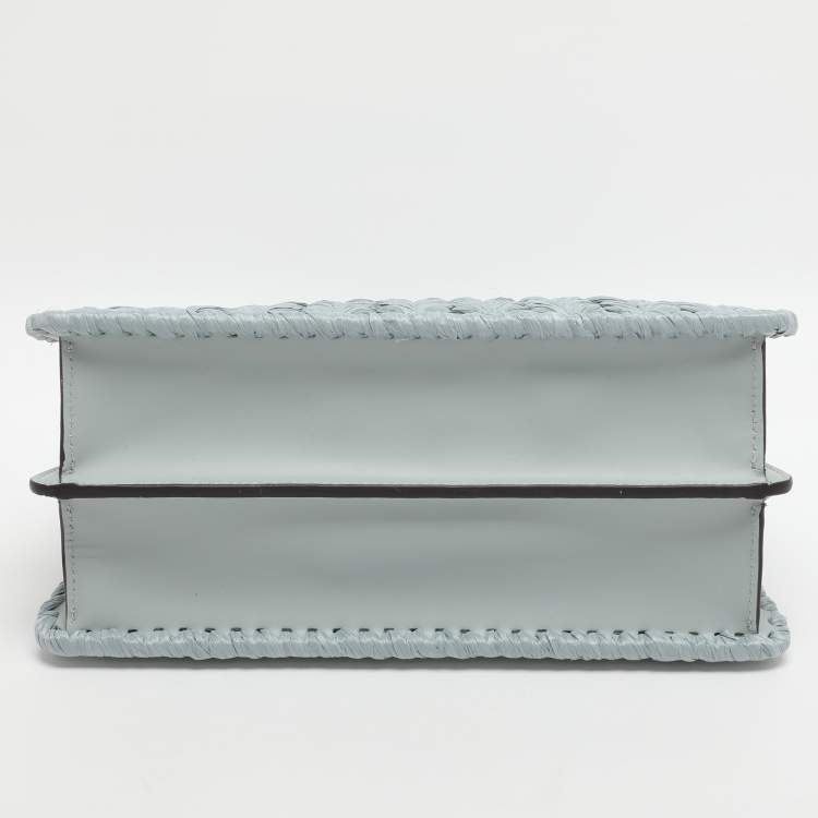 مملوكة مسبقًا Fendi Peekaboo Iseeu Small Blue Woven Straw Top Handle Bag