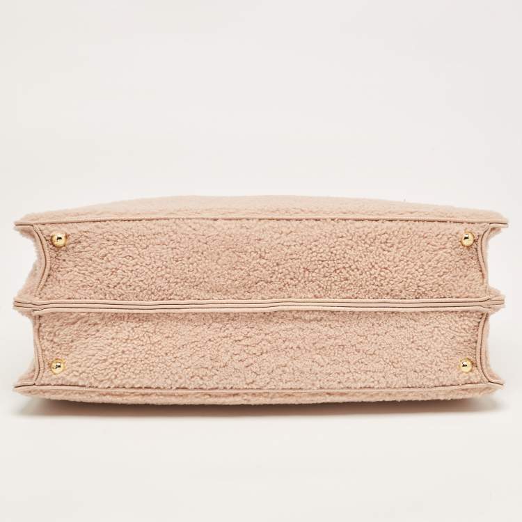 مملوكة مسبقًا Fendi Dusty Pink Shearling Large Peekaboo ISeeU Top Handle Bag