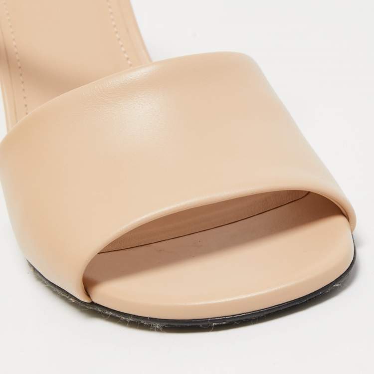 مملوكة مسبقًا Fendi Beige Leather Fendi First Slide Sandals Size 39