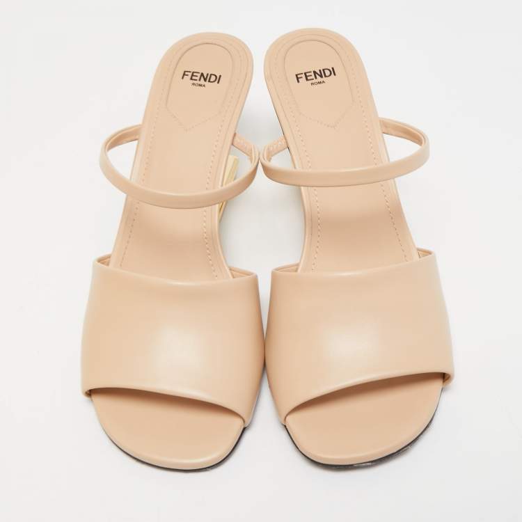 مملوكة مسبقًا Fendi Beige Leather Fendi First Slide Sandals Size 39