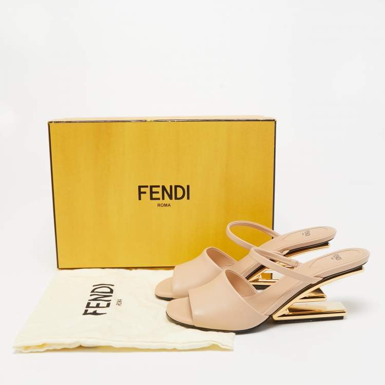 مملوكة مسبقًا Fendi Beige Leather Fendi First Slide Sandals Size 39