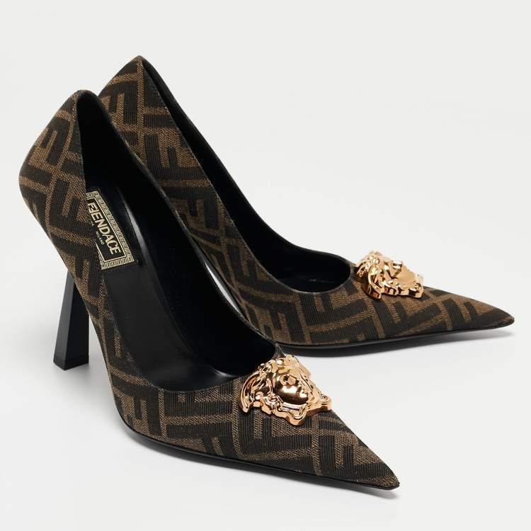 مملوكة مسبقًا Fendi x Versace Fendace Brown Zucca Canvas Medusa Pumps Size 36.5