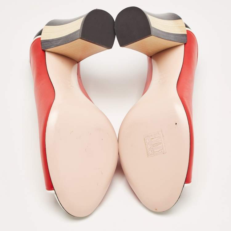 مملوكة مسبقًا Fendi Tricolor Leather Scallop Lined Peep Toe Pumps Size 37.5