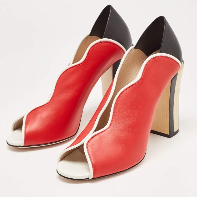مملوكة مسبقًا Fendi Tricolor Leather Scallop Lined Peep Toe Pumps Size 37.5