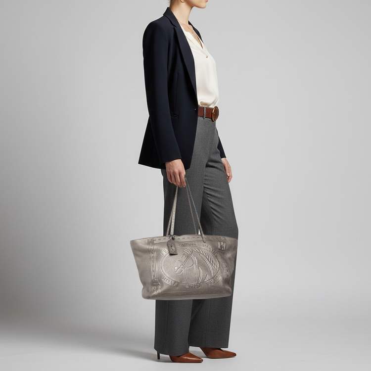 مملوكة مسبقًا Fendi Roll Selleria Metallic Grey Leather Shopper Tote