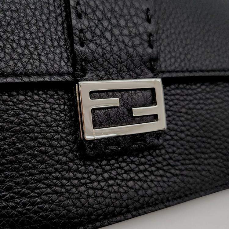 مملوكة مسبقًا Fendi Black Leather Baguette Pouch
