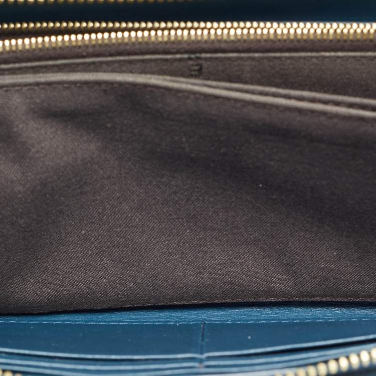 مملوكة مسبقًا Fendi Blue/Tobacco Pequin Canvas Zip Around Wallet