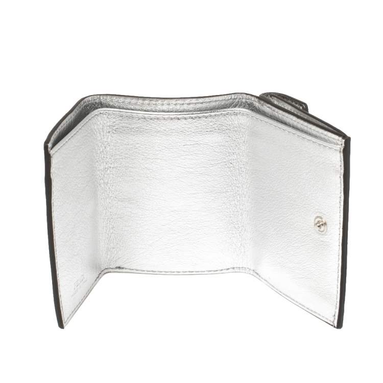 مملوكة مسبقًا Fendi Silver/Tobacco Zucca Leather Micro F Trifold Wallet