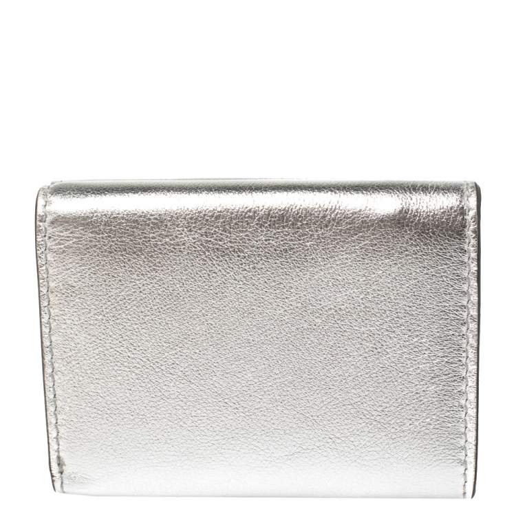مملوكة مسبقًا Fendi Silver/Tobacco Zucca Leather Micro F Trifold Wallet